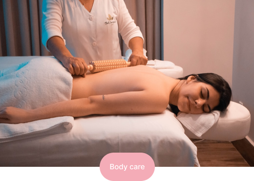 Massage du dos au rouleau de bois lors d'un soin du corps
