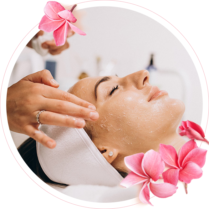 Soin du visage en institut, entouré de fleurs de frangipanier roses